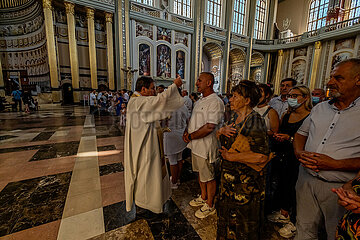 Polen  Lichen Stary - Geistlicher bei der Brotbrechung bei Messe an Mariae Himmelfahrt in der Basilika der Muttergottes von Lichen  Marienwallfahrtsort Lichen