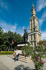 Polen  Lichen Stary - Linker Turm der Basilika der Muttergottes von Lichen an Mariae Himmelfahrt  Marienwallfahrtsort Lichen  im Bild Statue von Johannes Paul II