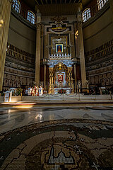Polen  Lichen Stary - Hauptaltar mit Geistlichen  Messe an Mariae Himmelfahrt in der Basilika der Muttergottes von Lichen  Marienwallfahrtsort Lichen