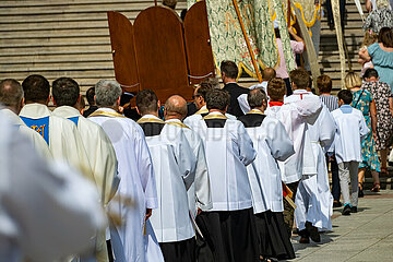 Polen  Lichen Stary - Mariae Himmelfahrt am Marienwallfahrtsort Lichen  Prozession mit Geistlichen bewegt sich in die Basilika der Muttergottes von Lichen