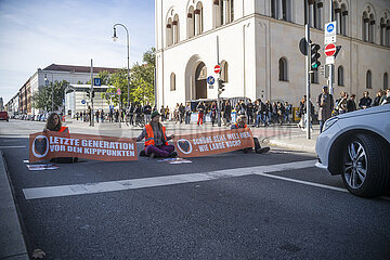 Letzte Generation blockiert am Siegestor in München