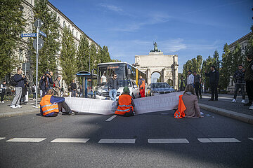 Letzte Generation blockiert am Siegestor in München