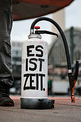 Letzte Generation: Farbattacke auf die Weltzeituhr am Alexanderplatz in Berlin