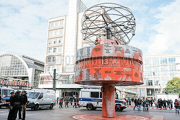 Letzte Generation: Farbattacke auf die Weltzeituhr am Alexanderplatz in Berlin