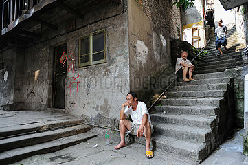 Chongqing  China  Maenner im Gebiet Eighteen Steps vor einem alten Wohnhaus in der Altsatdt Shibati im Stadtbezirk Yuzhong