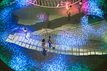 Singapur  Republik Singapur  Interaktive Lichterleinwand im Einkaufszentrum The Shoppes in Marina Bay Sands