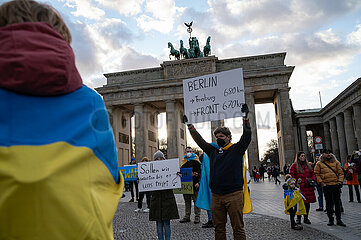 Berlin  Deutschland  Demonstranten protestieren vor dem Brandenburger Tor gegen die Invasion Russlands und den Krieg in der Ukraine