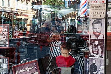 Sydney  Australien  Schaufenster eines Herrenfriseurgeschaefts (Barbershop) mit Kunden im Inneren