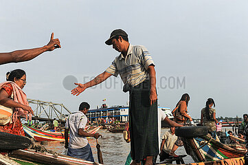 Yangon  Myanmar  Fahrgaeste steigen am Ufer des Yangon River in wartende Flusstaxis