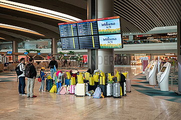 Singapur  Republik Singapur  Flugreisende in der Abflughalle des modernisierten Terminal 2 am Flughafen Changi