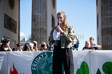 Berlin  Deutschland  Klimaschutz-Aktivistin Luisa Neubauer beim Klimastreik von Fridays for Future unter dem Motto End Fossil Fuels
