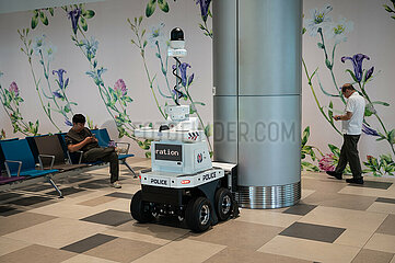 Singapur  Republik Singapur  Autonomer Polizei-Roboter im Terminal T4 am Flughafen Singapur-Changi