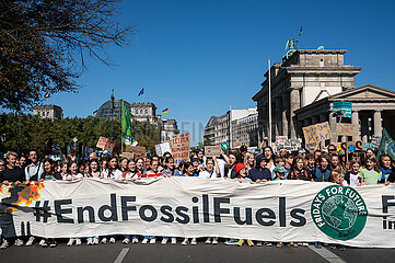Berlin  Deutschland  Protestmarsch und Globaler Klimastreik von Fridays for Future unter dem Motto End Fossil Fuels