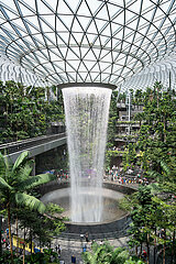 Singapur  Republik Singapur  Indoor-Wasserfall Rain Vortex im Forest Valley am Flughafen Jewel Changi
