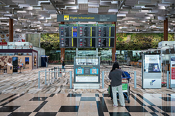 Singapur  Republik Singapur  Innenaufnahme mit Fluginformation im modernen Terminal 3 am Flughafen Singapur-Changi