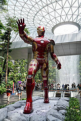 Singapur  Republik Singapur  Iron Man Figur vor Indoor-Wasserfall Rain Vortex im Terminal des Flughafens Jewel Changi Airport