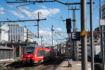 Berlin  Deutschland  Ein Zug der DB Regio faehrt in den Bahnhof Friedrichstrasse im Bezirk Mitte ein