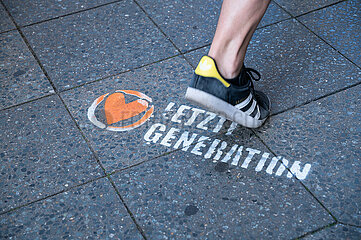 Berlin  Deutschland  Schriftzug und Logo der Klima-Bewegung Letzte Generation auf einem Buergersteig im Bezirk Mitte