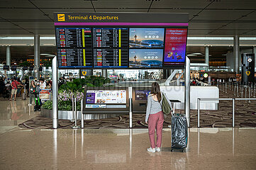 Singapur  Republik Singapur  Flugreisende in der Abflughalle des Terminal 4 am Flughafen Changi
