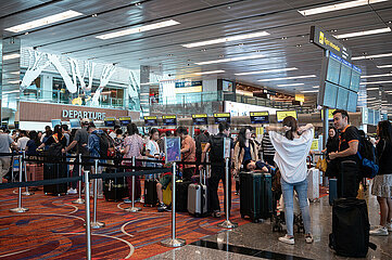 Singapur  Republik Singapur  Flugreisende im Check-in-Bereich der Scoot Airlines im Terminal 1 am Flughafen Changi