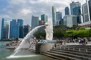 Singapur  Republik Singapur  Merlion Park mit Wasserspeier in Marina Bay und Skyline des Geschaeftszentrums