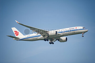 Singapur  Republik Singapur  Airbus A350-900 Passagierflugzeug der Air China im Landeanflug auf den Flughafen Changi