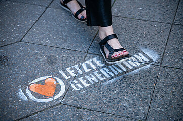 Berlin  Deutschland  Schriftzug und Logo der Klima-Bewegung Letzte Generation auf einem Buergersteig im Bezirk Mitte