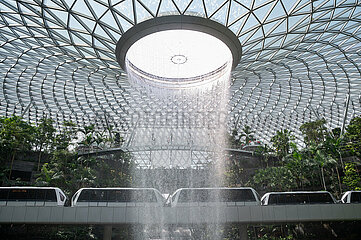 Singapur  Republik Singapur  Skytrain Bahn und Indoor-Wasserfall Rain Vortex im Forest Valley am Flughafen Jewel Changi