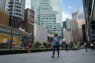 Singapur  Republik Singapur  Werbeflaeche der OCBC Oversea-Chinese Banking Corporation am Raffles Place