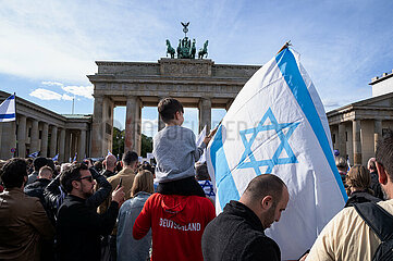 Berlin  Deutschland  Pro-israelische Solidaritaetskundgebung fuer Israel vor dem Brandenburger Tor