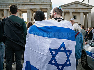 Berlin  Deutschland  Pro-israelische Solidaritaetskundgebung fuer Israel vor dem Brandenburger Tor