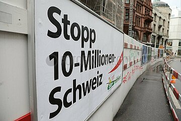 Wahlplakate fuer Schweizer Parlamentswahlen 2023