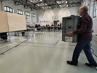 Wahllokal fuer Schweizer Parlamentswahlen 2023