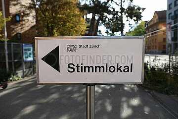 Wahllokal fuer Schweizer Parlamentswahlen 2023