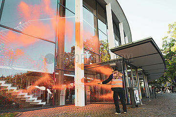 Letzte Generation besprüht Hamburger Universität mit orangener Warnfarbe