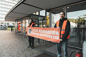 Letzte Generation besprüht Hamburger Universität mit orangener Warnfarbe