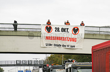 Letzte Generation blockiert A100 am Goerdelersteg in Berlin