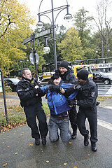 Polizei fängt Letzte Generation vor Farbattacke auf Siegessäule in Berlin ab