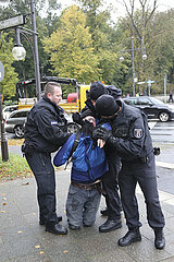Polizei fängt Letzte Generation vor Farbattacke auf Siegessäule in Berlin ab