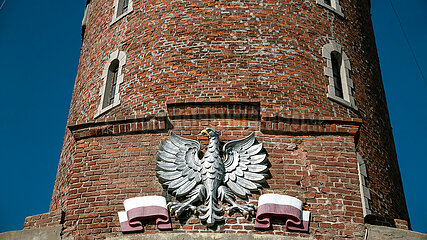 Polen  Kolobrzeg - Polnischer Adler am Leuchtturm Kolobrzeg ist das Wahrzeichen der Stadt an der Ostseekueste