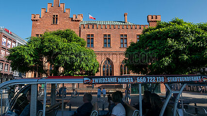 Polen  Kolobrzeg - Rueckseite des neugotischen Rathaus Kolberg  vorne eine Stadtrundfahrt mit einem Elektrozug