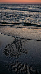 Polen  Kolobrzeg - Wellenmuster am Strand an der Ostsee bei Sonnenuntergang