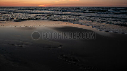 Polen  Kolobrzeg - Strand an der Ostsee bei Sonnenuntergang
