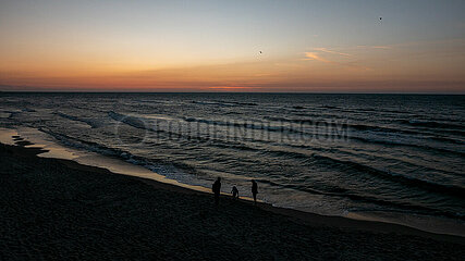 Polen  Kolobrzeg - Sonnenuntergang an der Ostsee