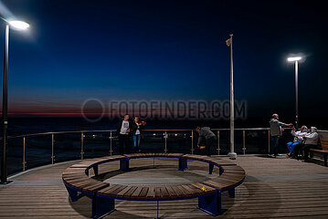 Polen  Kolobrzeg - Aussichtspunkt zum Strand an der Ostsee bei Sonnenuntergang