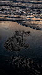 Polen  Kolobrzeg - Wellenmuster am Strand an der Ostsee bei Sonnenuntergang