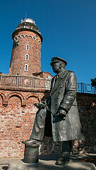 Polen  Kolobrzeg - Der Leuchtturm Kolobrzeg ist das Wahrzeichen der Stadt an der Ostseekueste mit Denkmal des Offiziers Stanislaw Mieszkowski geboren 1903  1952 von Stalinisten hingerichtet