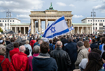 Berlin  Deutschland  Pro-israelische Solidaritaetskundgebung gegen Antisemitismus  Terror und Hass vor dem Brandenburger Tor