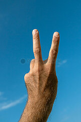 Polen  Kolobrzeg - Form des V-Zeichens  auch Peace-Zeichen  bei Handflaeche nach innen  in Grossbritannien  Australien etc. beleidigende Form (Steck Dir zwei Finger ins Gesaess)