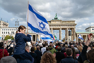 Berlin  Deutschland  Pro-israelische Solidaritaetskundgebung gegen Antisemitismus  Terror und Hass vor dem Brandenburger Tor